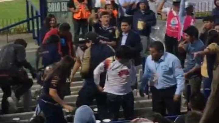 ¡LAMENTABLE! | Aficionados de Pumas agreden a un seguidor del América por festejar un gol
