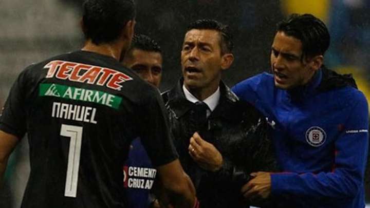 CALIENTE | El encontronazo entre Pedro Caixinha y Nahuel Guzmán tras la victoria de Cruz Azul