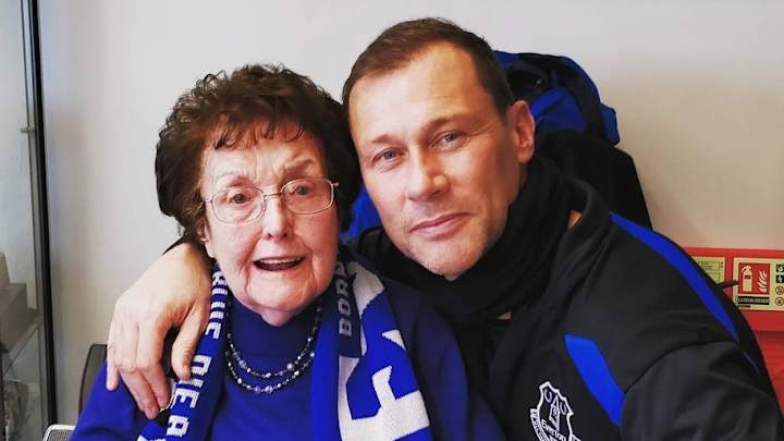 PHOTO: Roses are Blue! Everton Treat Lifelong Fan to Heartwarming Valentine's Day Event