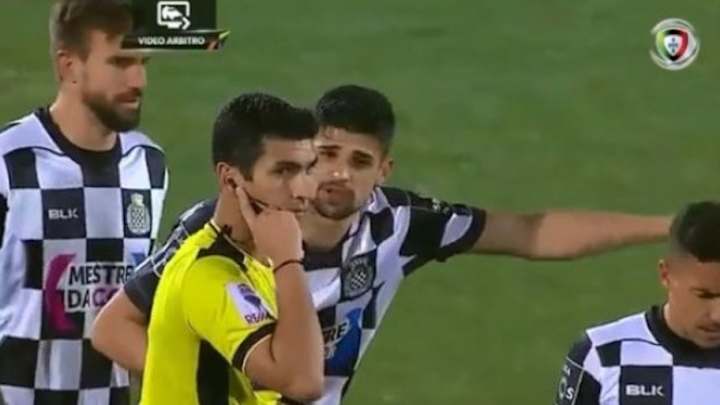 INSÓLITO | Árbitro no puede usar el VAR porque una bandera del equipo perjudicado tapaba la cámara