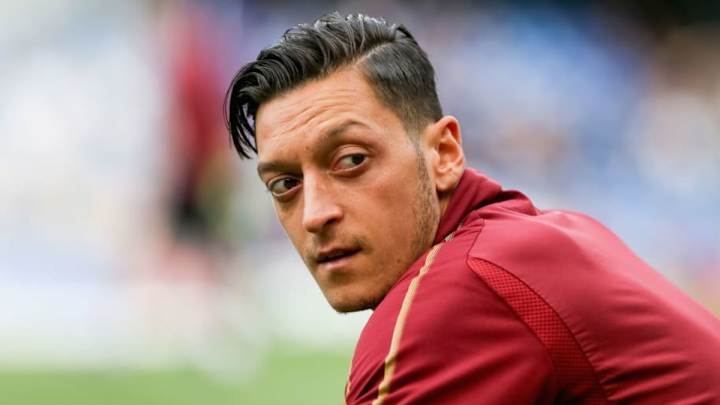 Unai Emery Lays Down the Law and Insists Mesut Ozil Will Play in the Position He's Told to