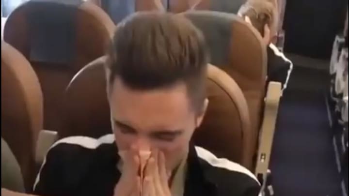 ASQUEROSO | "Podría darle este billete a los necesitados pero tengo mocos, así que me voy a sonar"