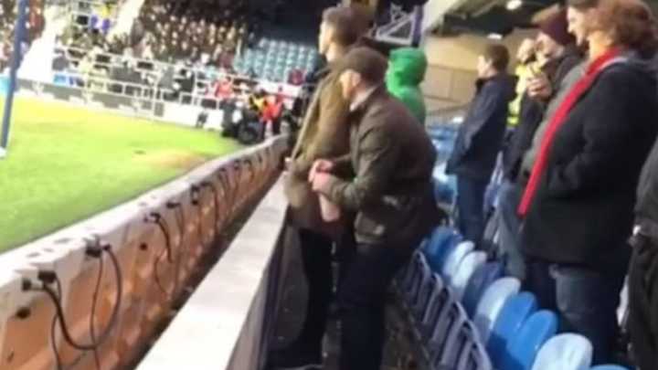 ASQUEROSO | Robó la botella de agua del portero rival, orinó en ella y ¡la devolvió al campo!