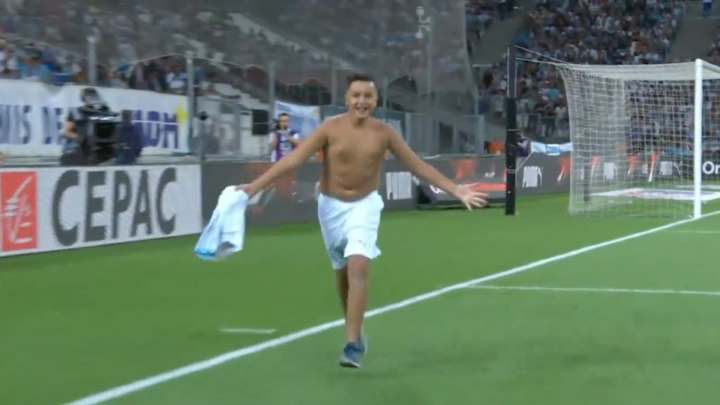 Watch: Young Marseille Fan Seizes His Opportunity and Scores on Ceremonial Kickoff Watch: Young Marseille Fan Seizes His Opportunity and Scores on Ceremonial Kickoff