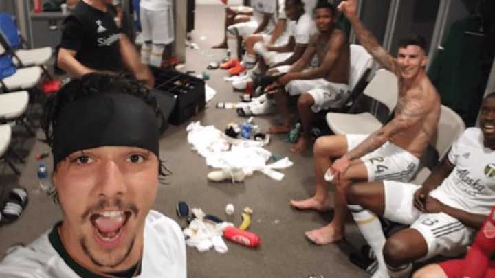 CURIOSO: Jugador de Portland terminó con un corte en la cabeza luego de la celebración de un gol