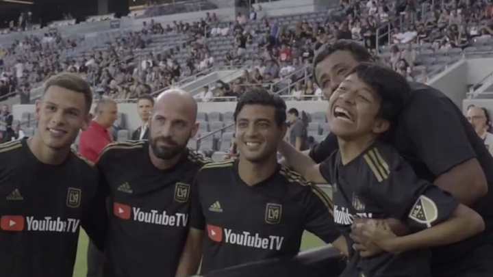 ESPECIAL: El gesto de Carlos Vela con un niño que sufre de parálisis cerebral