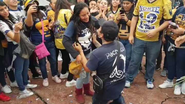 Romántico | Miembro de la "Rebel" pidió matrimonio a su novia previo al duelo frente a Cruz Azul Romántico | Miembro de la "Rebel" pidió matrimonio a su novia previo al duelo frente a Cruz Azul