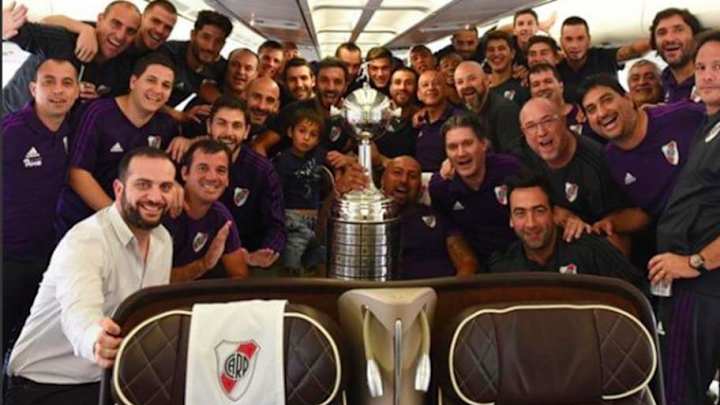 Aterrizó la fiesta | Los jugadores de River llegaron a Buenos Aires y los reciben multitudes