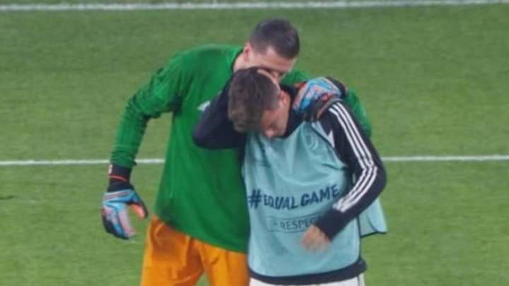 INSÓLITO | El golpe en la nuca que recibió Paulo Dybala en la entrada en calor de la Juventus