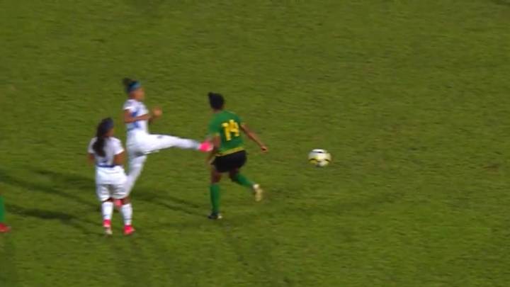 TREMENDO | La violenta patada voladora en el fútbol femenino que no fue expulsión TREMENDO | La violenta patada voladora en el fútbol femenino que no fue expulsión