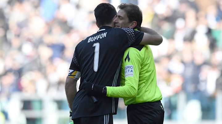 La bonita imagen de un árbitro y un pequeño guardameta que se ha hecho viral