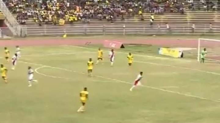 El absurdo autogol de un portero que intenta disimular su error inútilmente El absurdo autogol de un portero que intenta disimular su error inútilmente