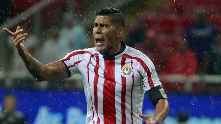 Carlos Salcido sale dolido de Chivas, el equipo de sus amores
