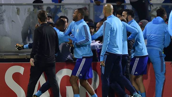 El Marsella decide apartar del equipo a Evra por su patada a la cabeza de un fan