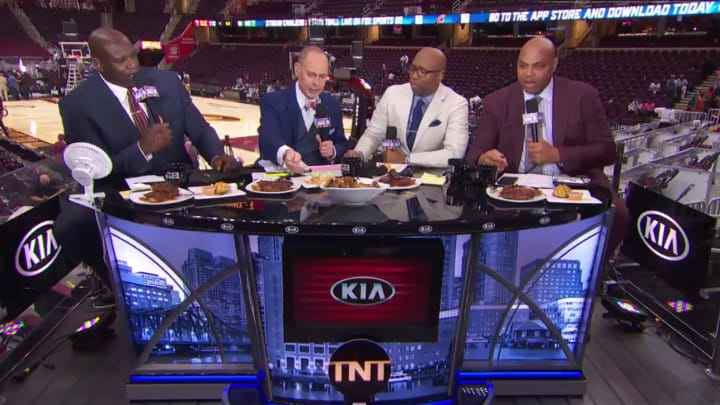 Watch: Charles Barkley tells Shaq that he rode Kobe Bryant's coattails