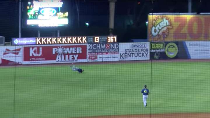 Watch: Tim Tebow makes diving catch to end game