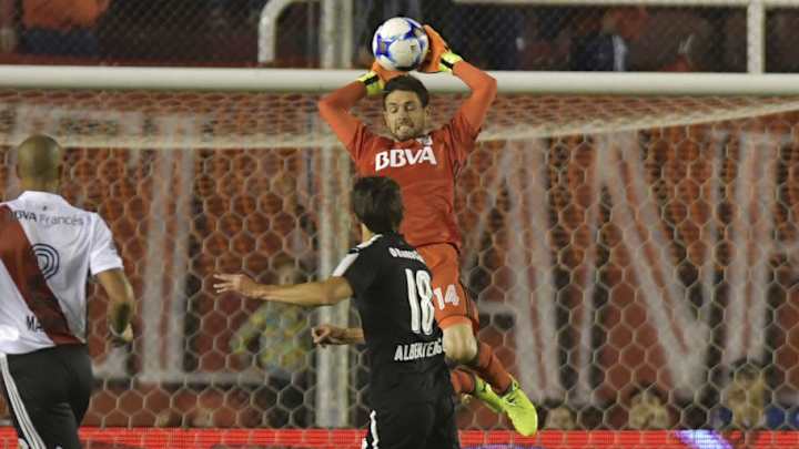 ¡Arquero de handball! | Los mejores memes por el insólito error de Lux contra Independiente