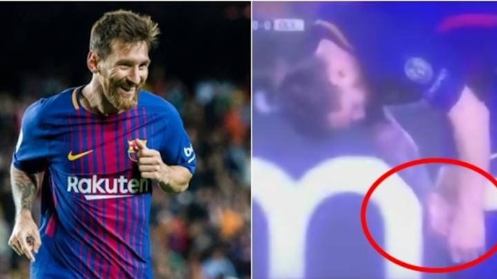 ¿QUÉ ERA? | Lionel Messi se saca algo de la media y se lo come en pleno partido