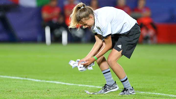 Watch: Italian fans throw fake money at Donnarumma over AC Milan choice Watch: Italian fans throw fake money at Donnarumma over AC Milan choice