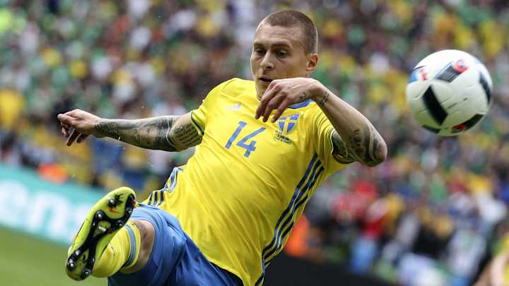 Manchester United signs Sweden defender Victor Lindelof from Benfica