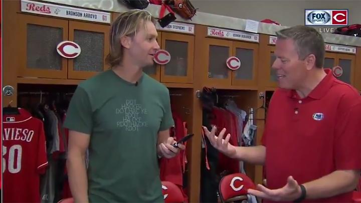 Watch: Bronson Arroyo can text on a flip phone without looking