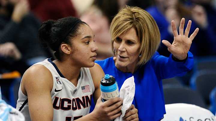 UConn's Chris Dailey receiving Margo Dydek Award UConn's Chris Dailey receiving Margo Dydek Award