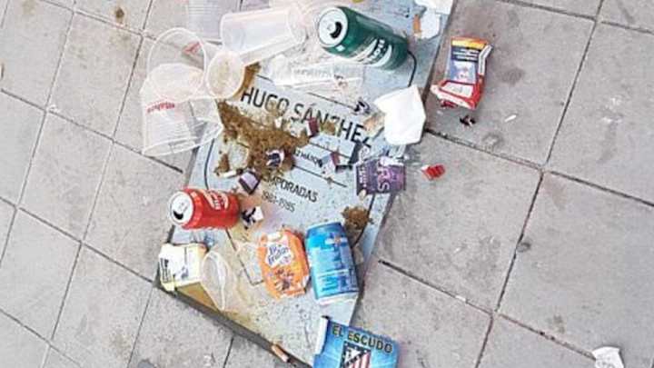 PHOTO: Atletico Fans Cover Plaque of Former Player Hugo Sanchez With Litter Due to Move to Real