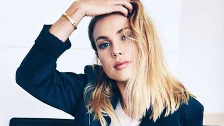 PHOTO: Lindelof's Girlfriend Trolls Him on Twitter (Again) Following Costly Slip Against Newcastle