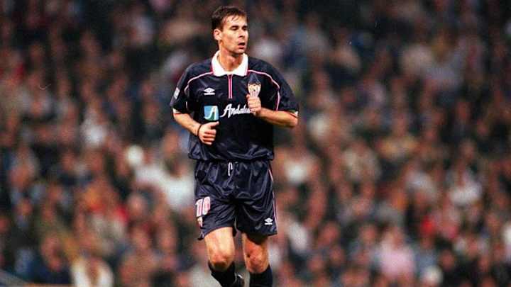 INCREÍBLE | Una de las estrellas del Sevilla de los 90 fichó... ¡gracias a un camarero!