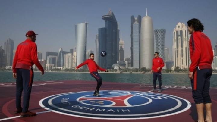 Neymar, Thiago Silva, Mbappé y Cavanni juegan en un yate en medio del golfo pérsico