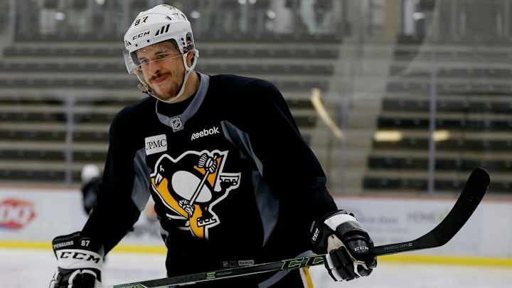 Sidney Crosby Helps Welcome Penguins’ Rookies at Practice