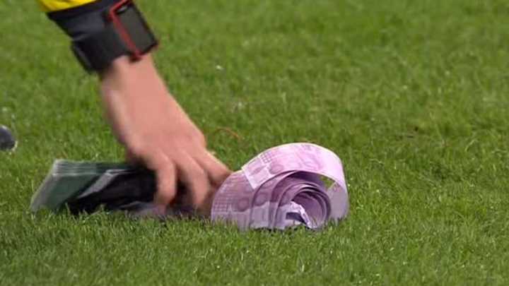 El motivo por el que los hinchas del Bayern lanzaron fajas de dinero al campo