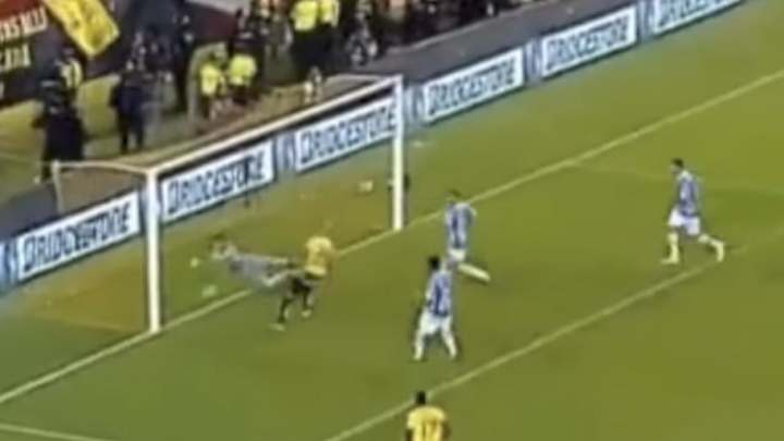 VIDEO: Brazilian Goalkeeper Marcelo Grohe Pulls Off Near-Impossible Save During Copa Libertadores
