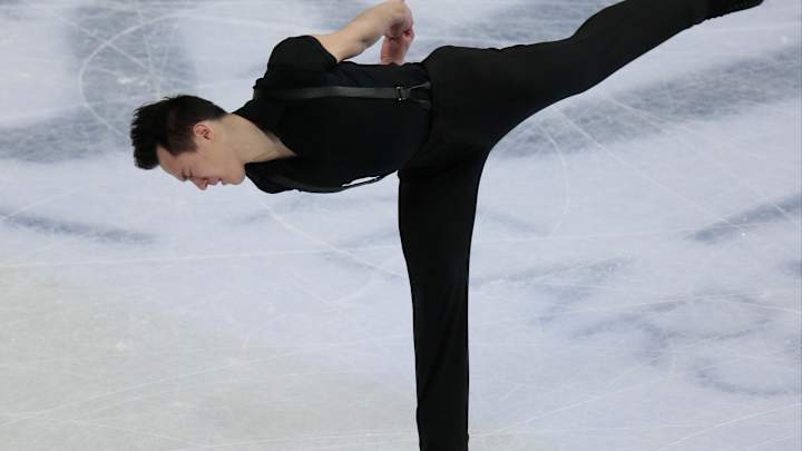 Flawless Fernandez takes lead at figure skating worlds