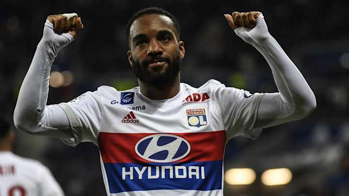 Transfer news, rumors: Lacazette signs with Arsenal; Rooney in Everton talks