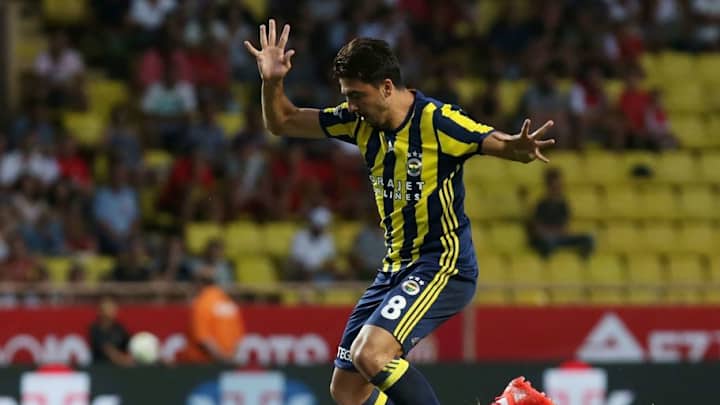 Fenerbahce Players Protect Linesman From Missiles Thrown by Galatasaray Supporters