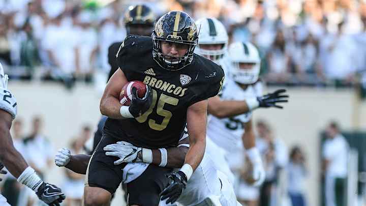 WATCH: WMU Tight End's Sister Runs on to the Field After He Scores a Touchdown WATCH: WMU Tight End's Sister Runs on to the Field After He Scores a Touchdown