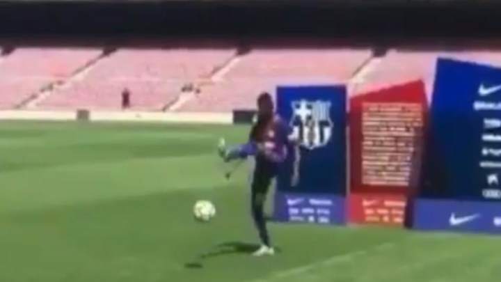 WATCH: Ousmane Dembele Has a Nightmare Doing Keepy-Uppies at Barcelona Unveiling WATCH: Ousmane Dembele Has a Nightmare Doing Keepy-Uppies at Barcelona Unveiling