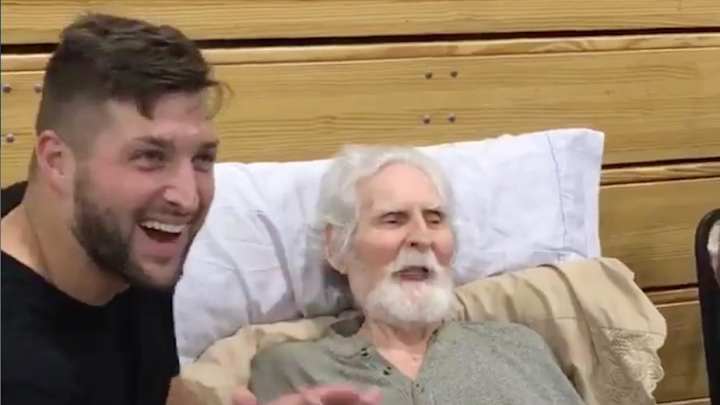 Tim Tebow Brightens Harmonica-Playing WWII Vet’s Day at Hurricane Shelter Tim Tebow Brightens Harmonica-Playing WWII Vet’s Day at Hurricane Shelter