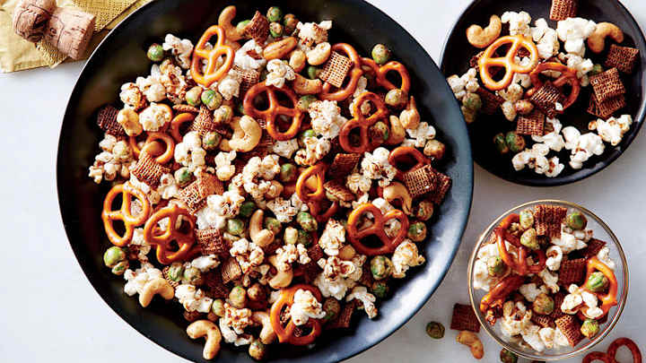 Sesame-Soy Nut and Pretzel Mix