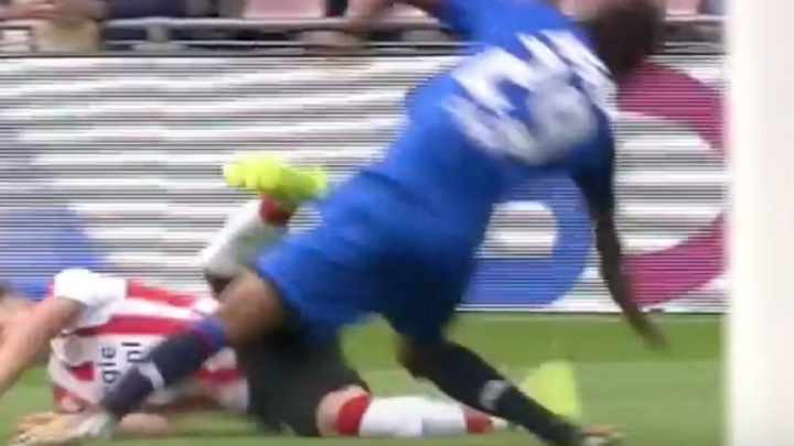 VIDEO: AZ Alkmaar's Calvin Stengs Suffers Season Ending Injury Just Minutes into Opener vs PSV VIDEO: AZ Alkmaar's Calvin Stengs Suffers Season Ending Injury Just Minutes into Opener vs PSV