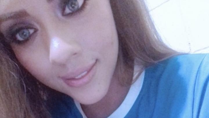 "Besos a 5 pesos, con agarrón a 10" | Aficionada de Cruz Azul ofrece besos para comprar sus boletos