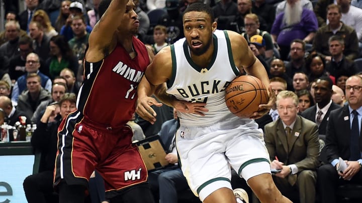Watch: Bucks' Jabari Parker injures left knee again, exits game