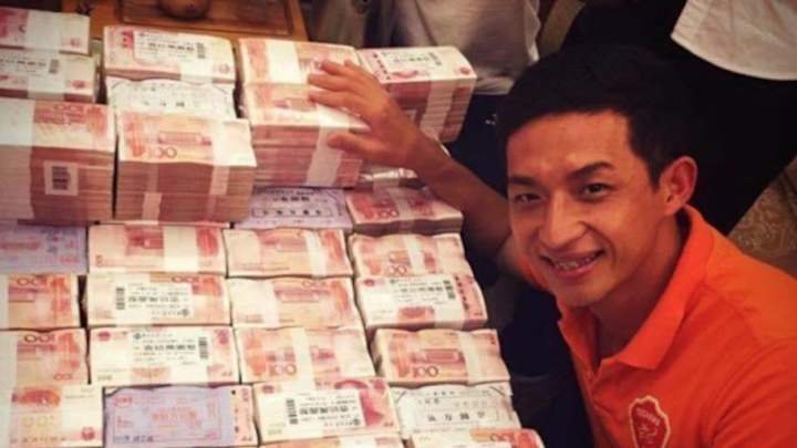 PHOTO: Chinese Side Meixian Techand Celebrate Promotion by Taking Selfies With Wads of Cash