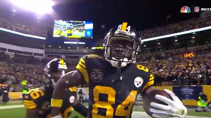 Watch: Antonio Brown Pretends to Be a Statue After 41-Yard Touchdown Watch: Antonio Brown Pretends to Be a Statue After 41-Yard Touchdown