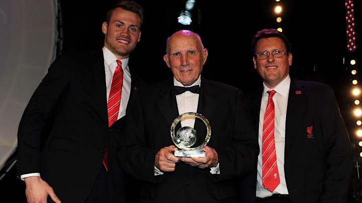 Former Liverpool captain, coach Ronnie Moran dies