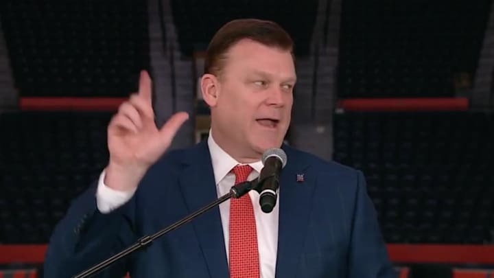 Illinois’s new coach flashed his old school’s hand signal at his introductory presser Illinois’s new coach flashed his old school’s hand signal at his introductory presser