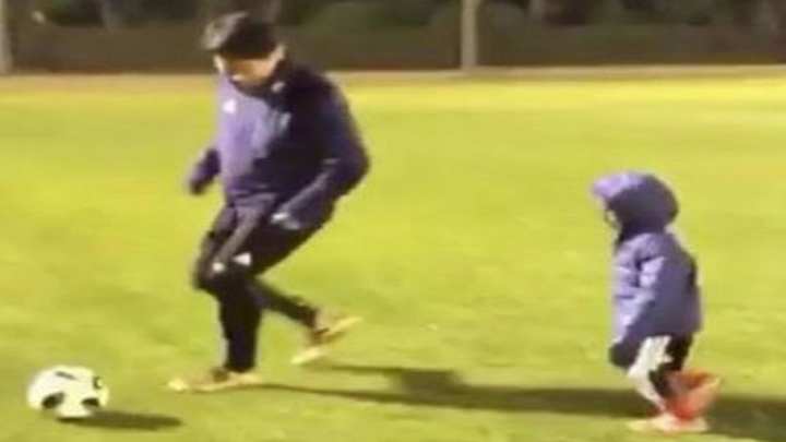 VÍDEO | La reacción del hijo de Kagawa después de que le hiciera 9 caños en 45 segundos