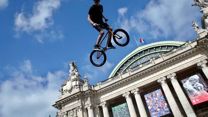 Paris showcases its sights in race against Los Angeles