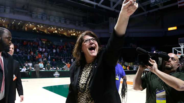 Basketball fans learn to pronounce Quinnipiac Basketball fans learn to pronounce Quinnipiac